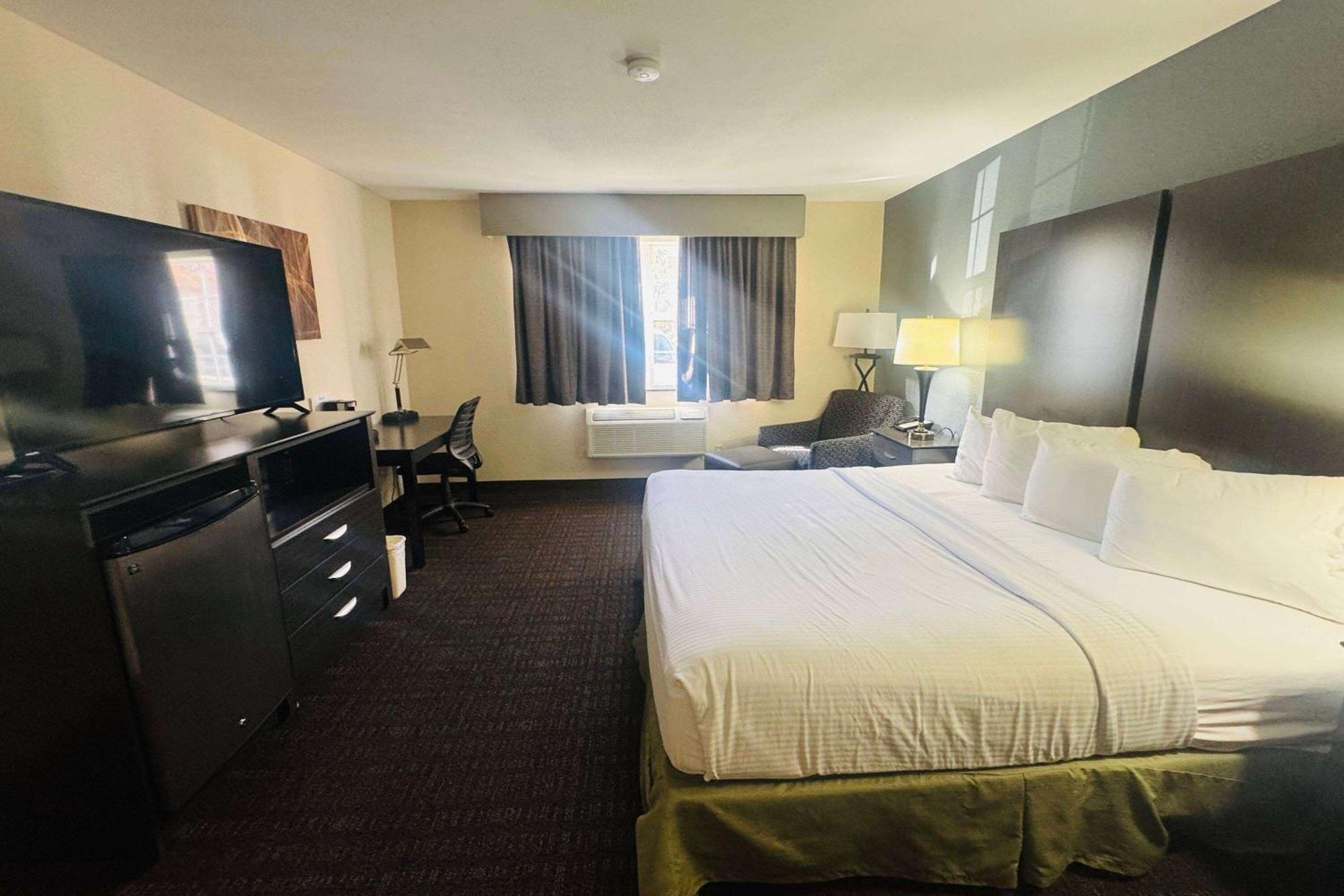 Baymont By Wyndham Chester Il Bagian luar foto