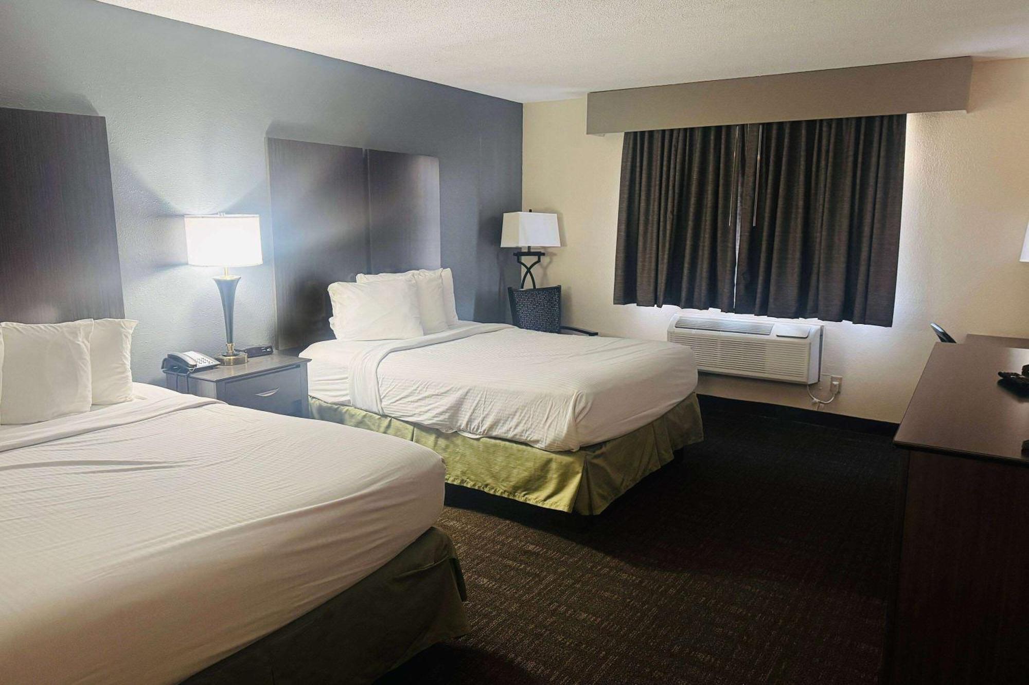 Baymont By Wyndham Chester Il Bagian luar foto